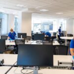 Ein Reinigungsunternehmen reinigt ein Büro