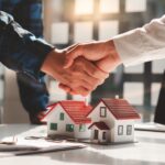 Käufer und Immobilienmakler haben Kauf und Verkauf vereinbart