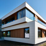 Treppenlift mit Plattform an einem modernen Bürogebäude außen installiert für barrierefreien Zugang über mehrere Etagen