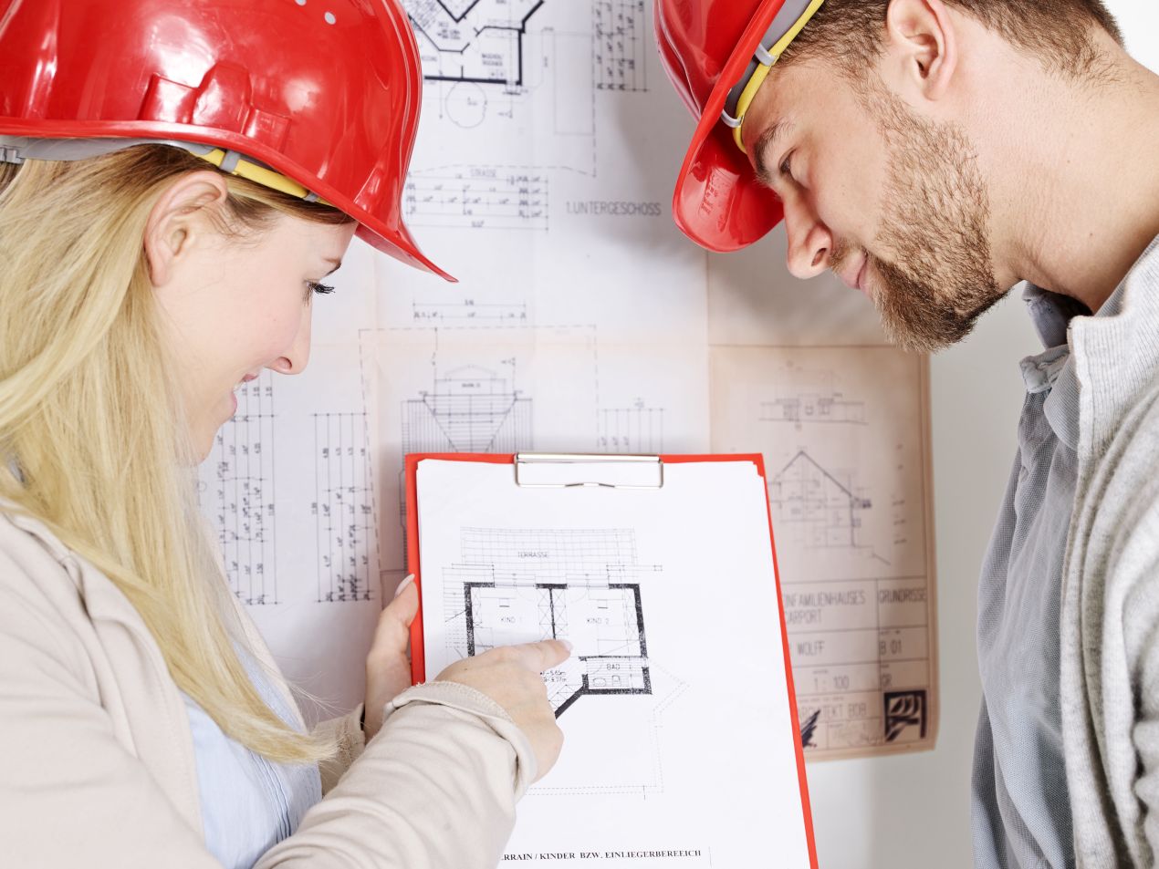 Architekten planen Treppenlift mit Plattform in Bauzeichnung