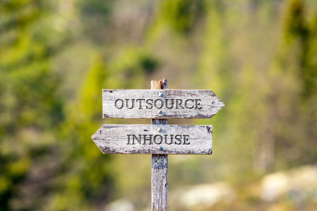 Holzwegweiser mit Outsource-Inhouse Optionen | Schlüsseldienst Wesel