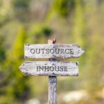 Holzwegweiser mit Outsource-Inhouse Optionen | Schlüsseldienst Wesel