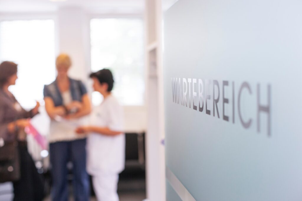 Wartezimmer mit Blick auf Glastür | Untersuchungsliege