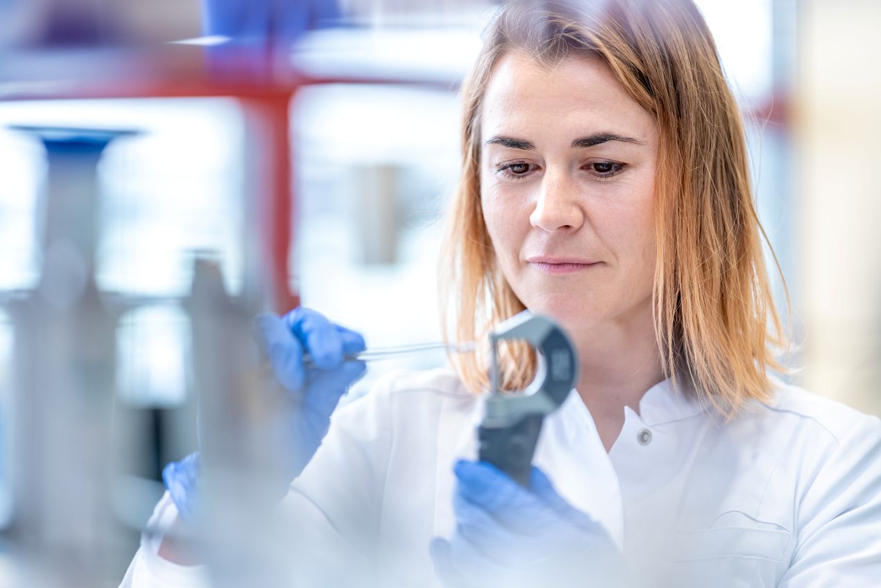 Forscherin nutzt Laborwaage und Laborgeraete fuer genaue Analyse im Forschungslabor