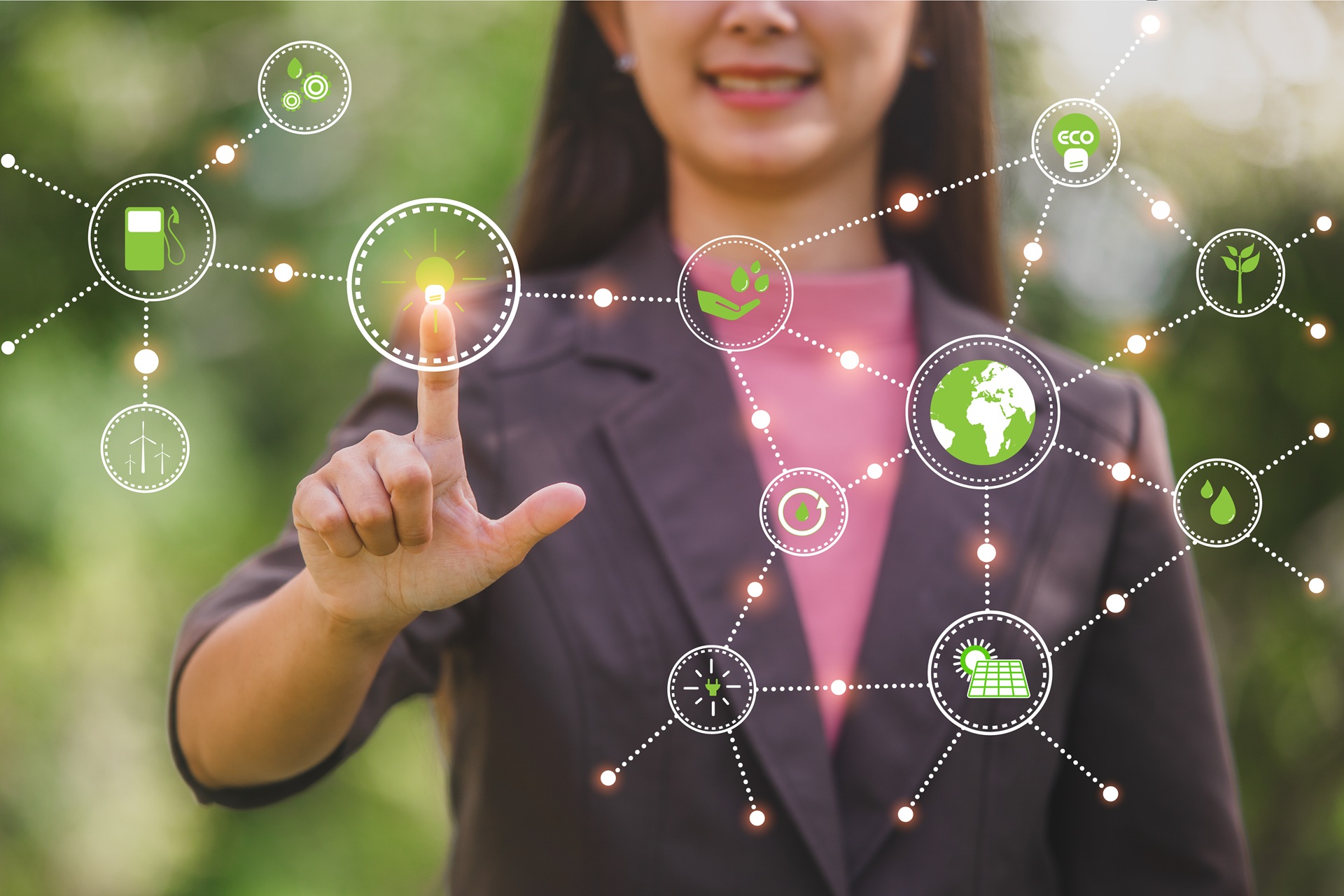 Frau nutzt digitale Symbole für Umwelt und Nachhaltigkeit | umweltgerechte Straßenreparatur